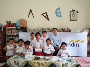 Read more about the article Depositing Money with Mandiri Staffs Bank Activity at Kanisius Kobong Elementary School
