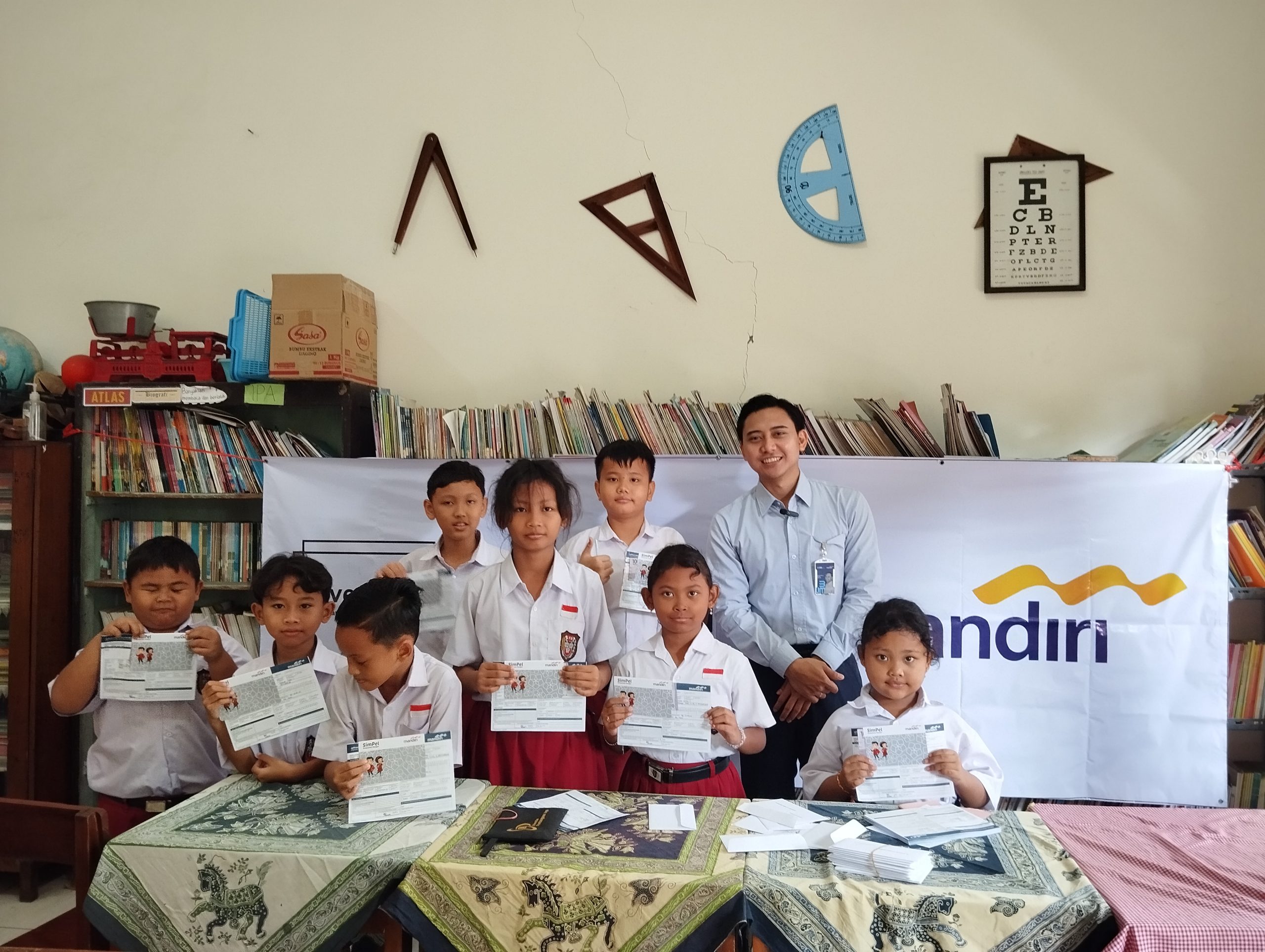 Read more about the article Depositing Money with Mandiri Staffs Bank Activity at Kanisius Kobong Elementary School