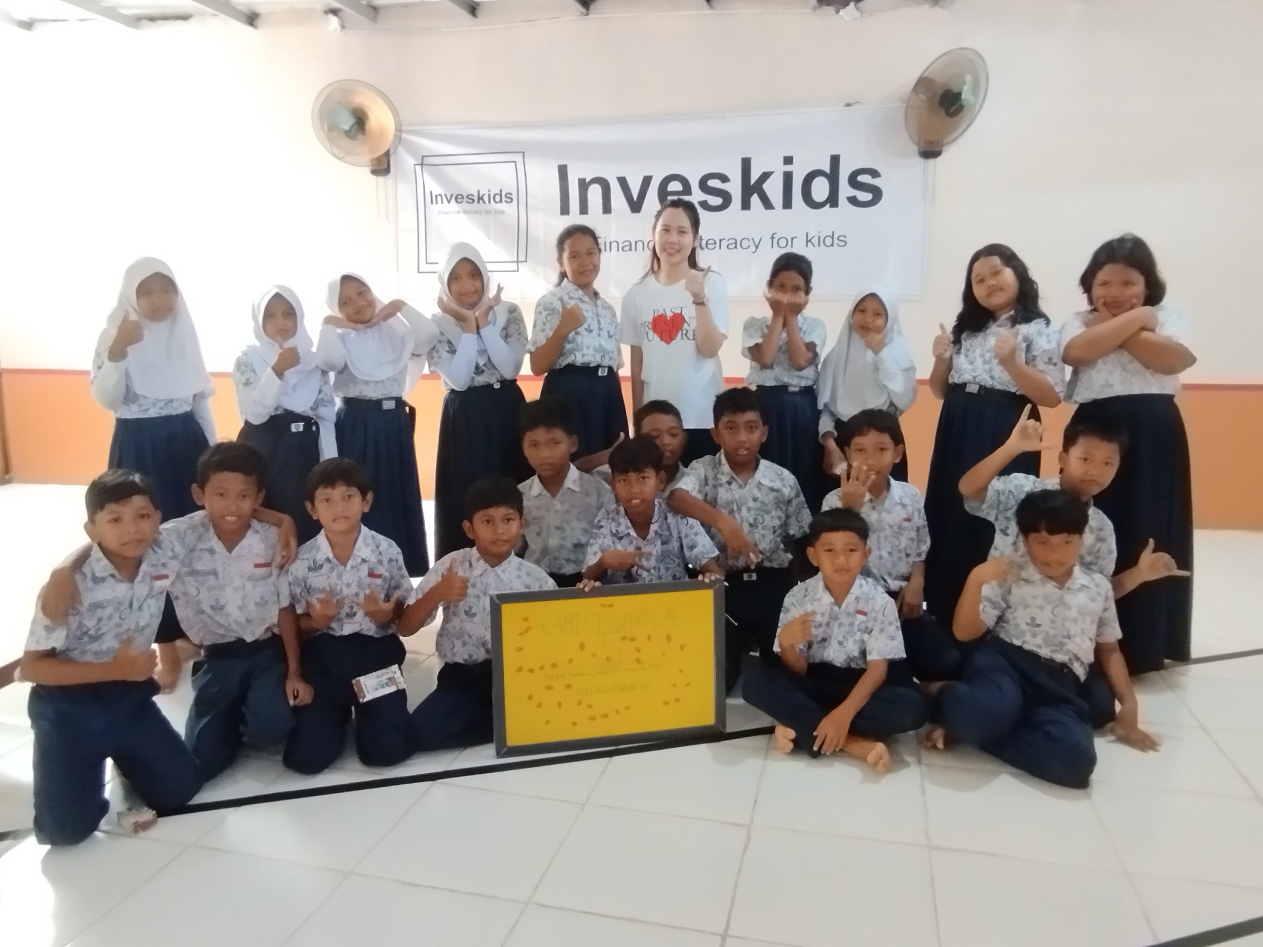 Read more about the article Elementary School Kuningan 03 Students Commit to Saving Through Inveskids Financial Literacy Program