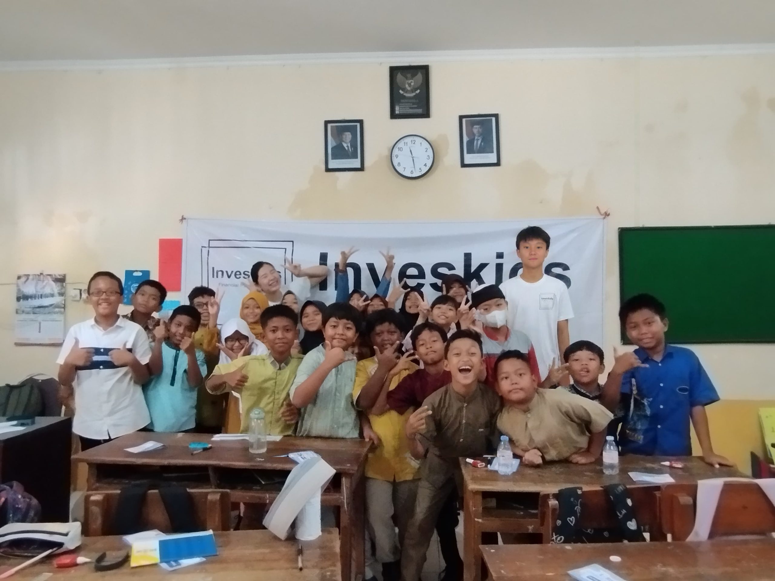 You are currently viewing Distributing Early Education through Financial Literacy Books to Jatingaleh 01 Elementary School