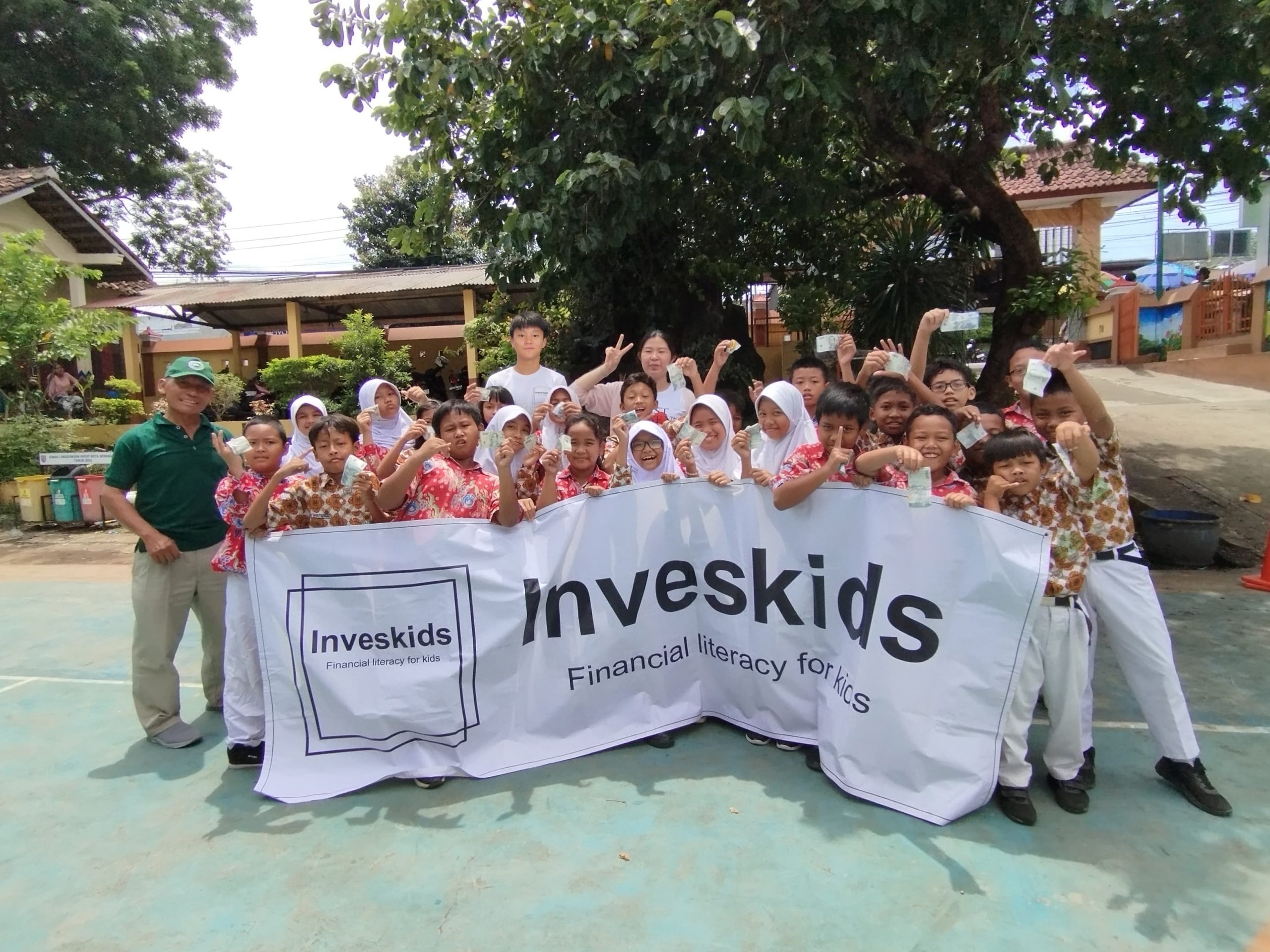 Read more about the article Learning to Sell Used Items as a Savings Initiative at  Jatingaleh 01 Elementary School