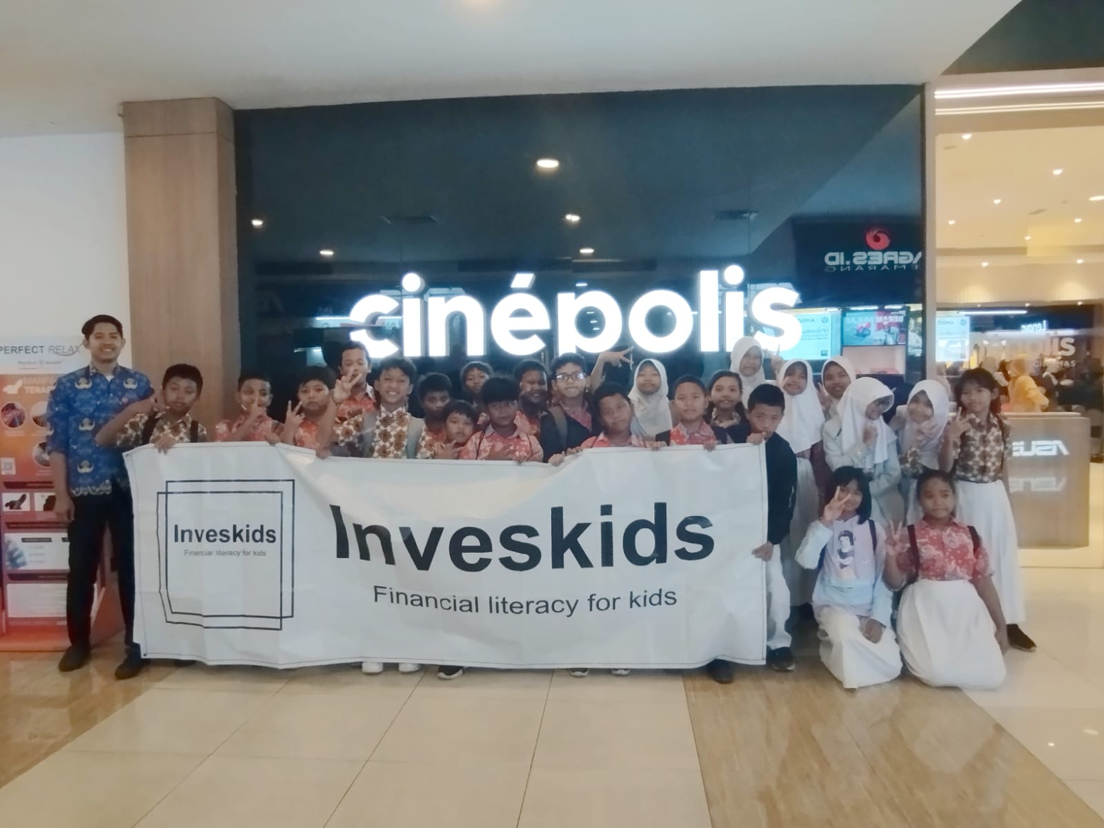 Read more about the article Jatingaleh 01 Elementary School Goes To Watch A Movie Theater