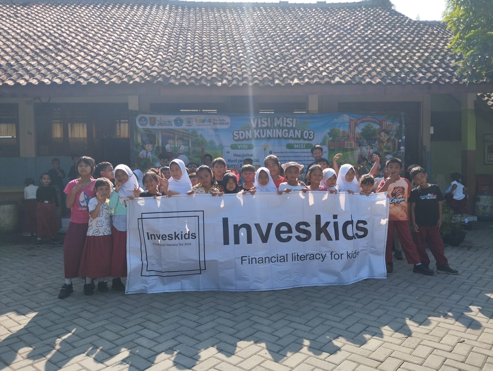 Read more about the article Inveskids Promotes Environmental Awareness Through Seedling Planting and Sustainable Waste Management Education at Kuningan 03 Elementary School